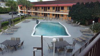 Super 8 By Wyndham Hotel *