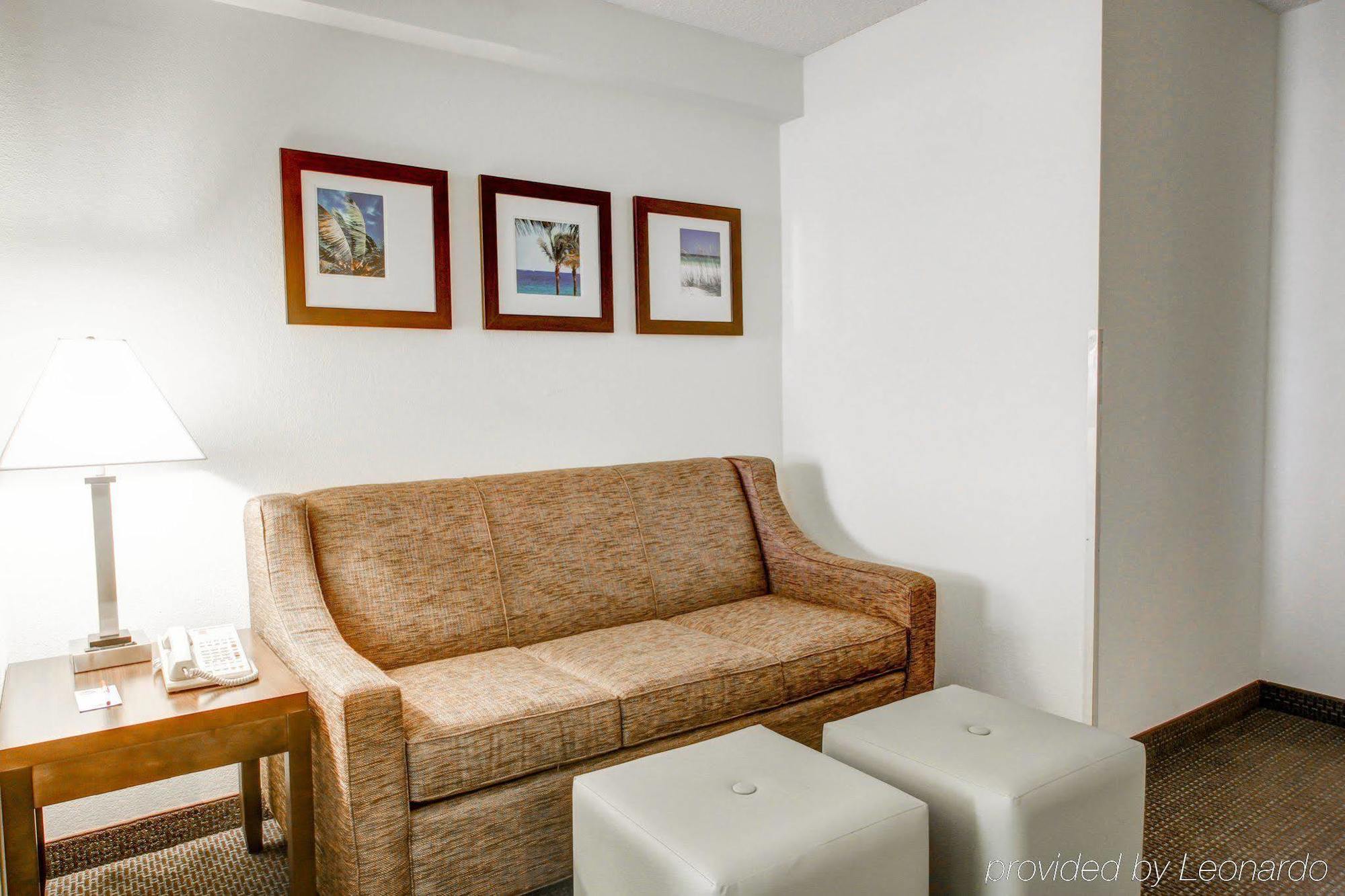 Hampton Lauderdale 3*