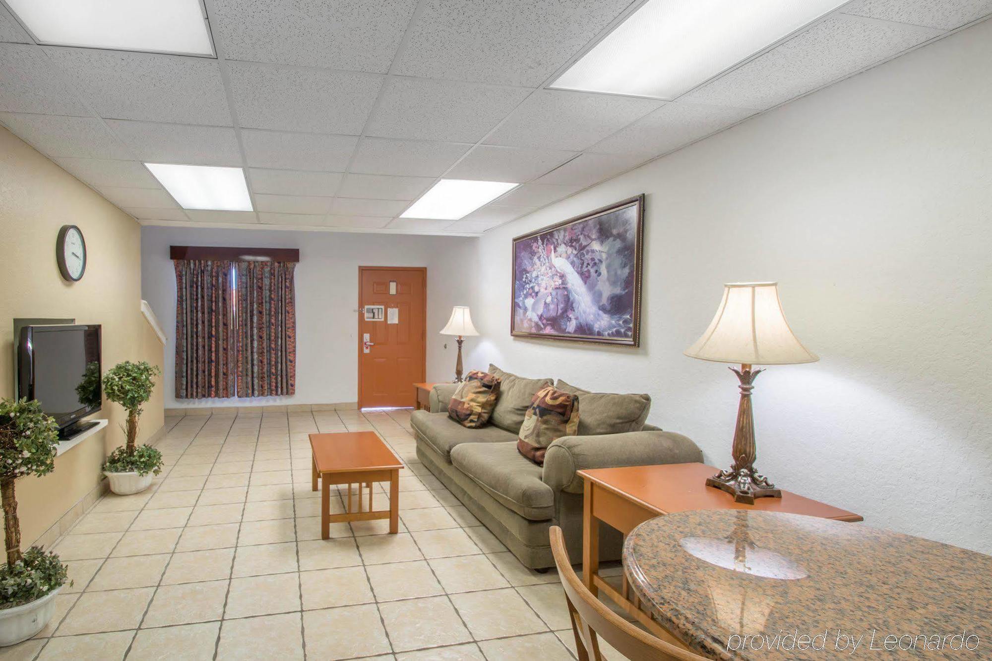 Econo Airport - Rj Stadium Lodge