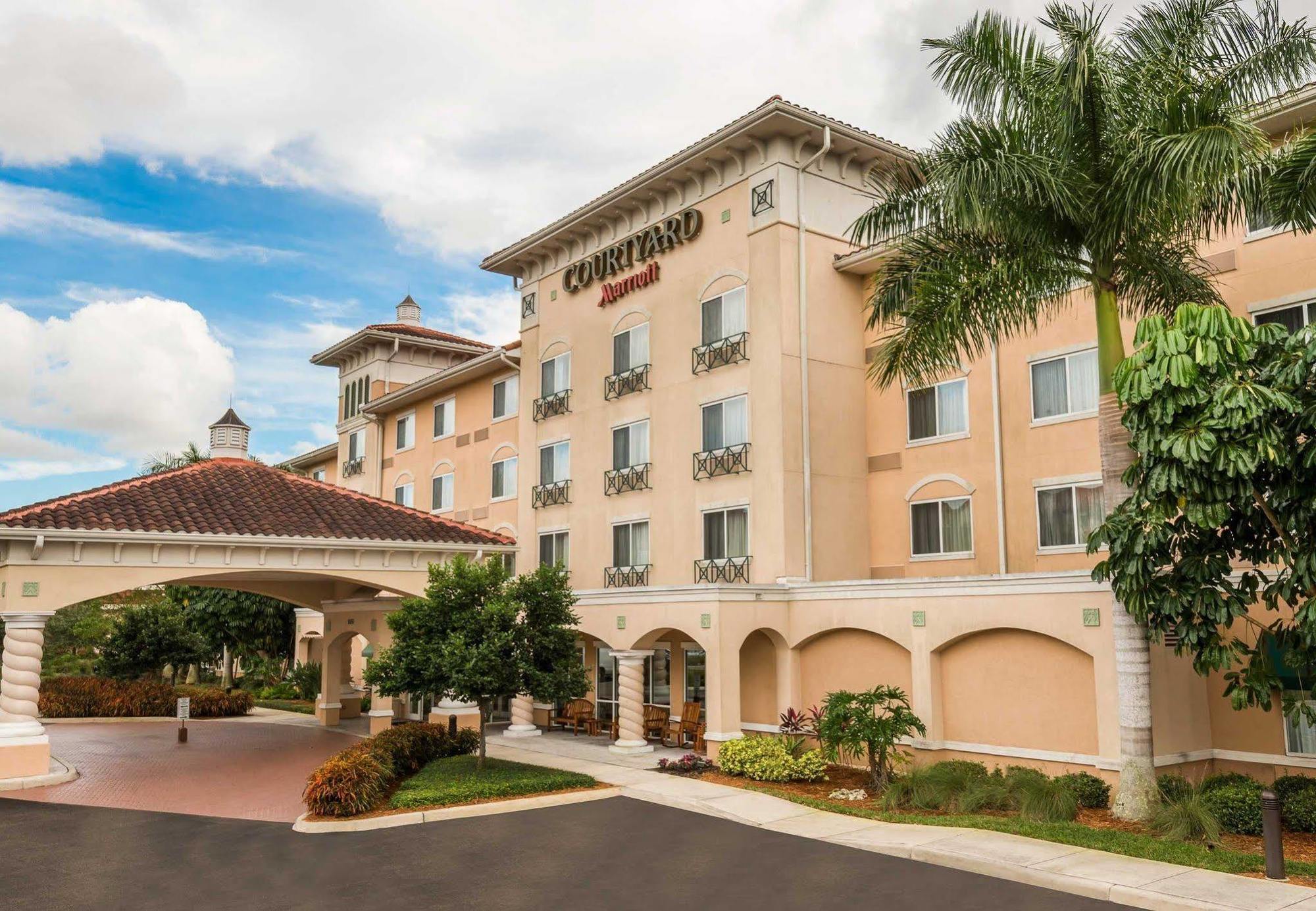 Courtyard Myers At I-75 And Gulf Coast Town Center Hotel 3*