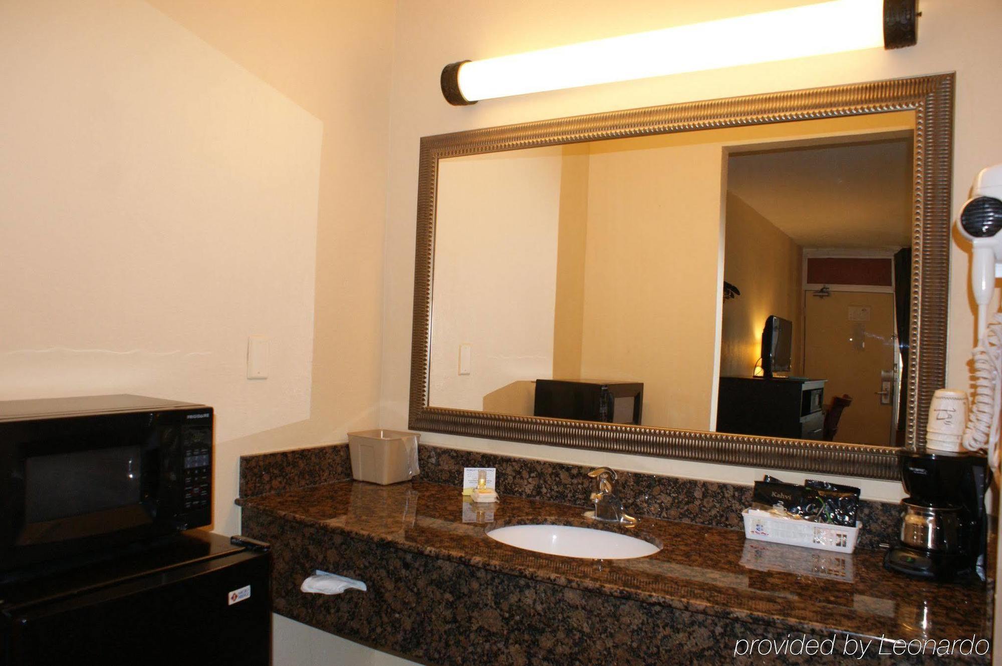 Days By Wyndham Lauderdale-oakland Park Airport N Hotel Fort Lauderdale