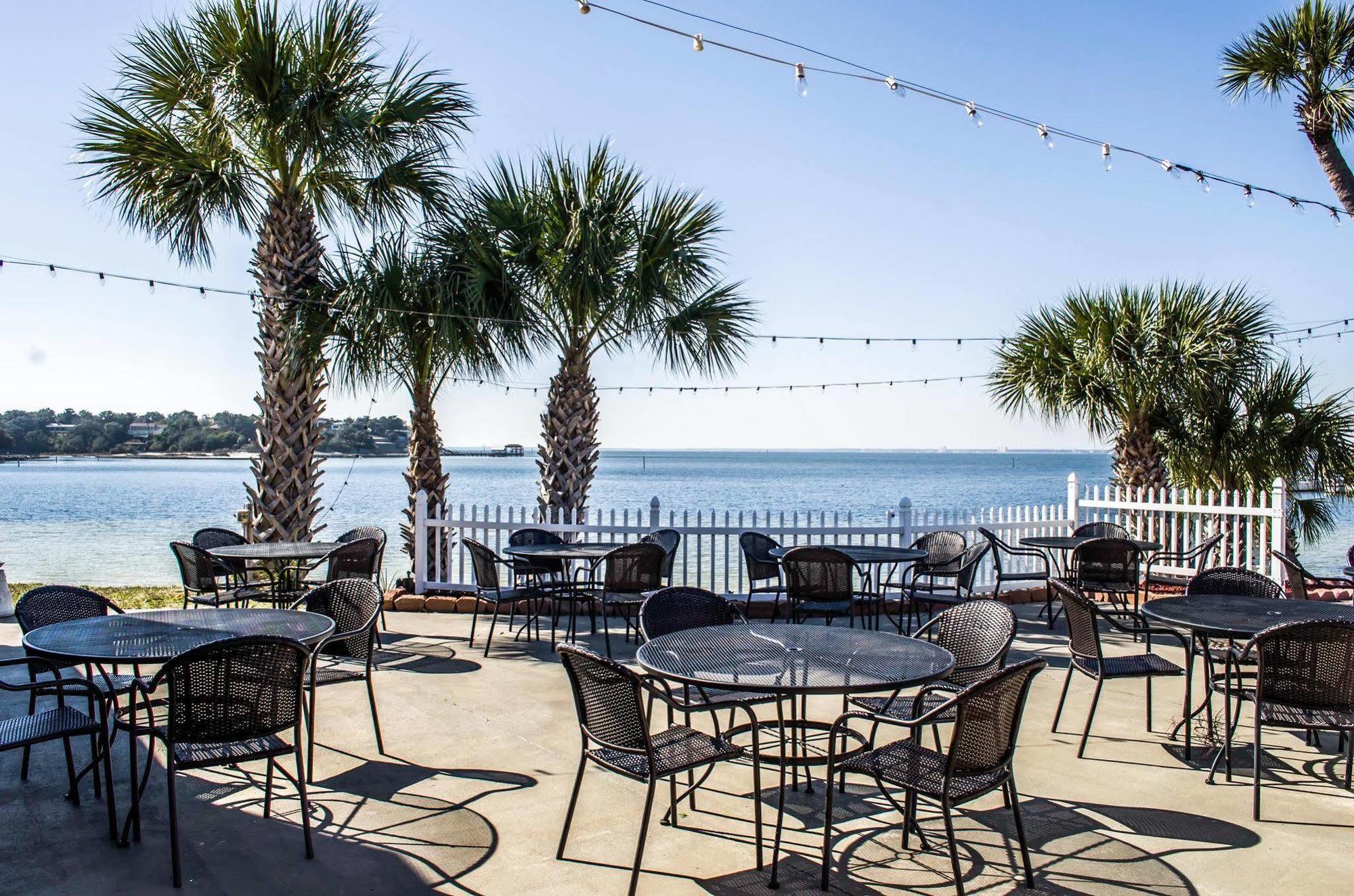 Quality & Bayside Near Pensacola Hotel 2*