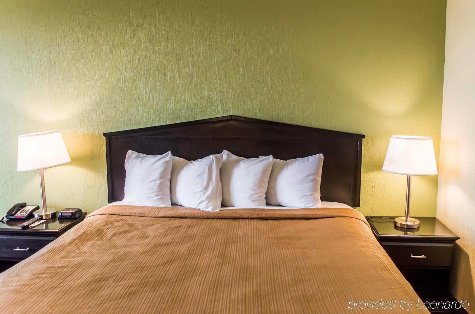 Quality & Bayside Near Pensacola Hotel