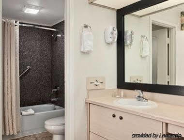 Hotel Baymont By Wyndham Near Busch Gardens