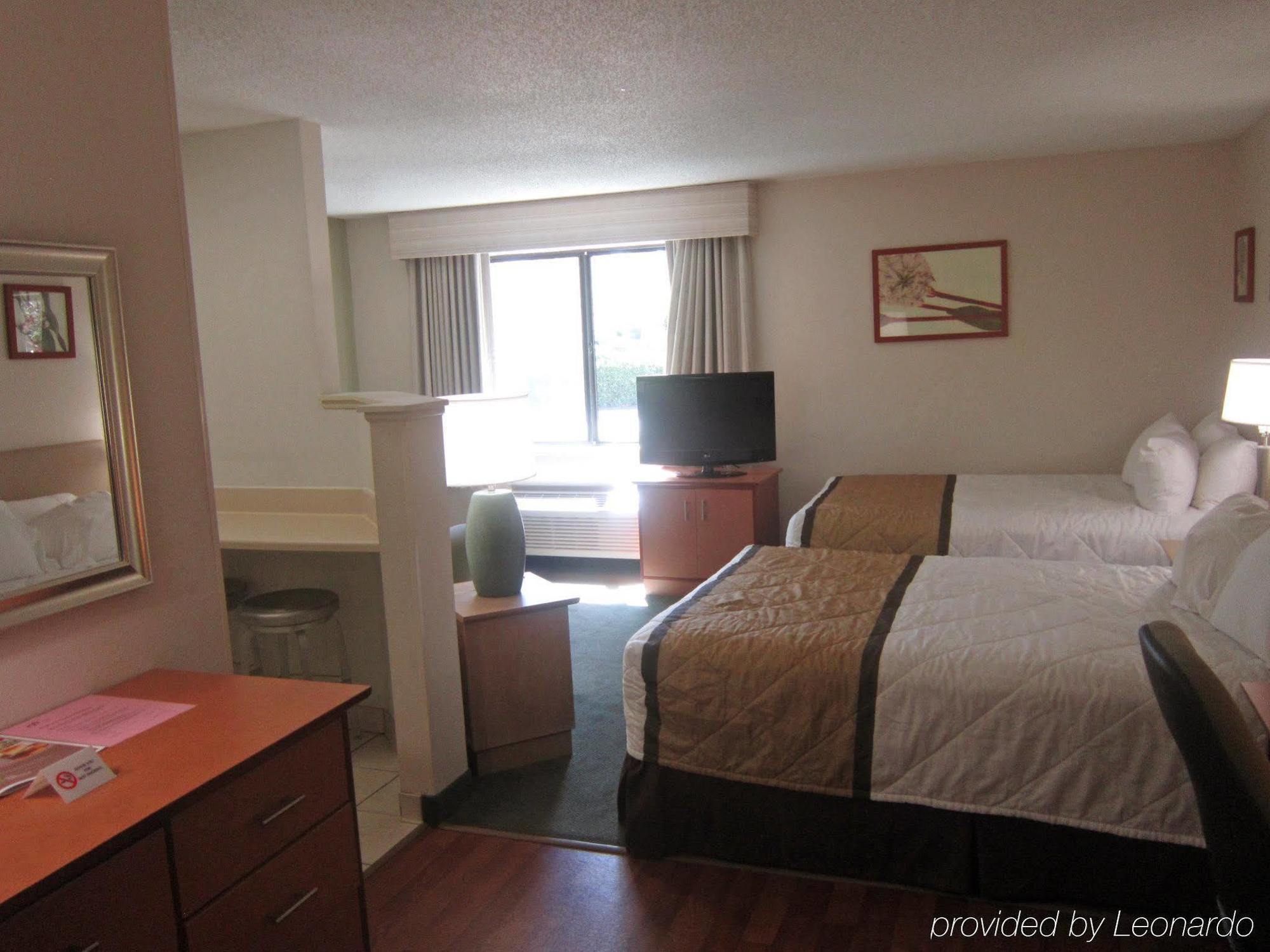 Candlewood Southpoint 2*