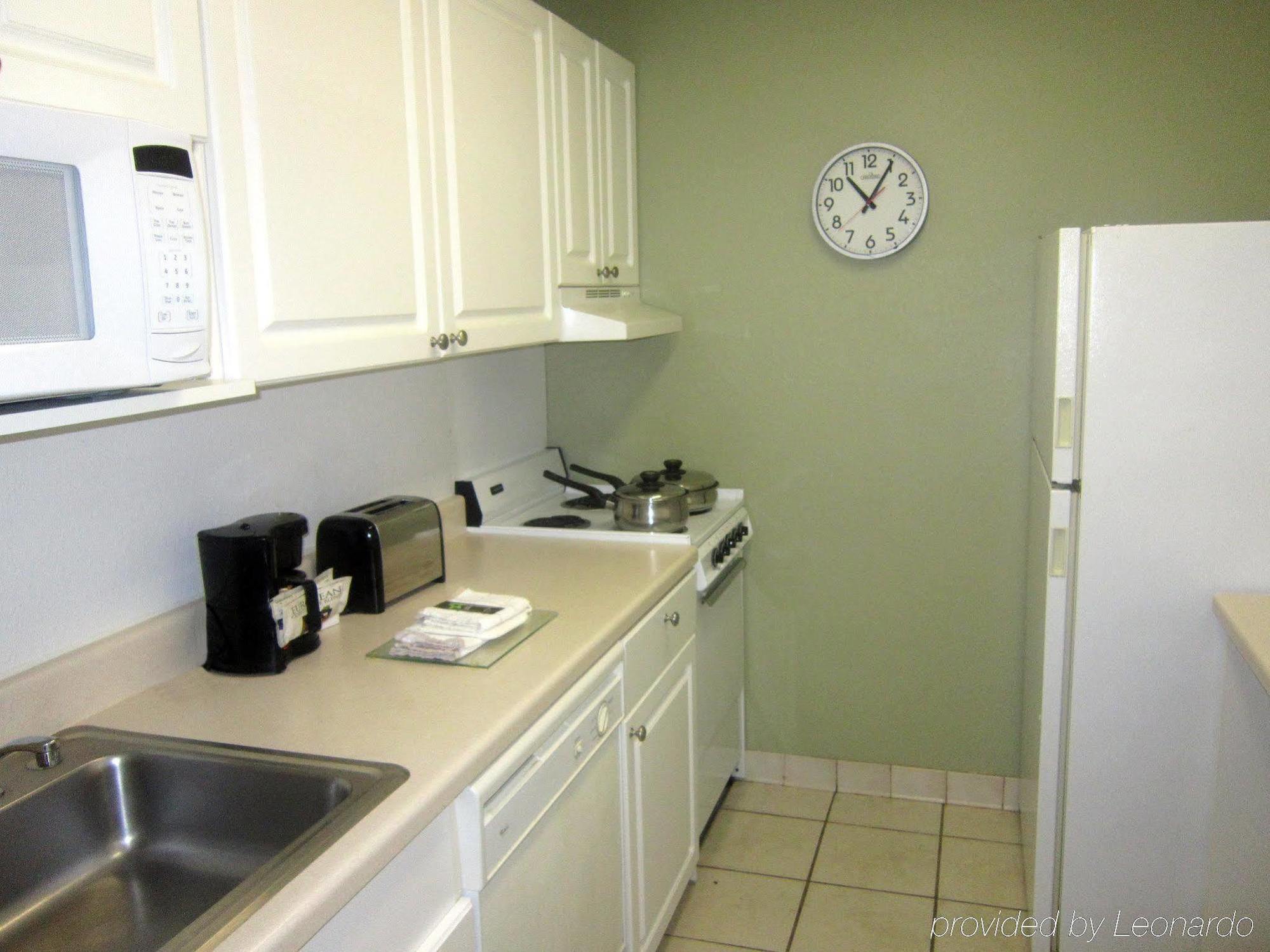 Candlewood Southpoint Hotel 2*