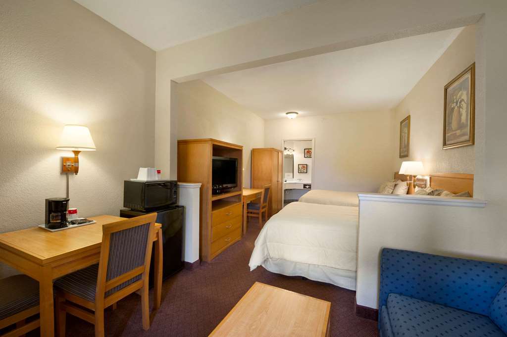 Ramada By Wyndham Downtown 3*