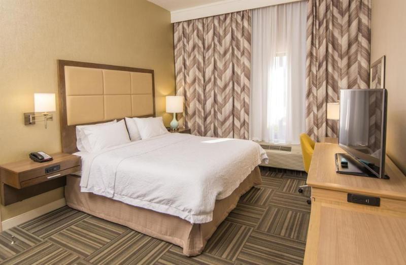 Country & By Radisson, I-95 South, Fl 3*