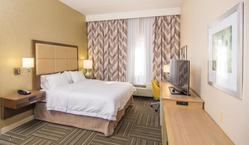 Country & By Radisson, I-95 South, Fl 3*