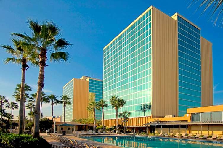 Hotel Doubletree By Hilton At The Entrance To Universal