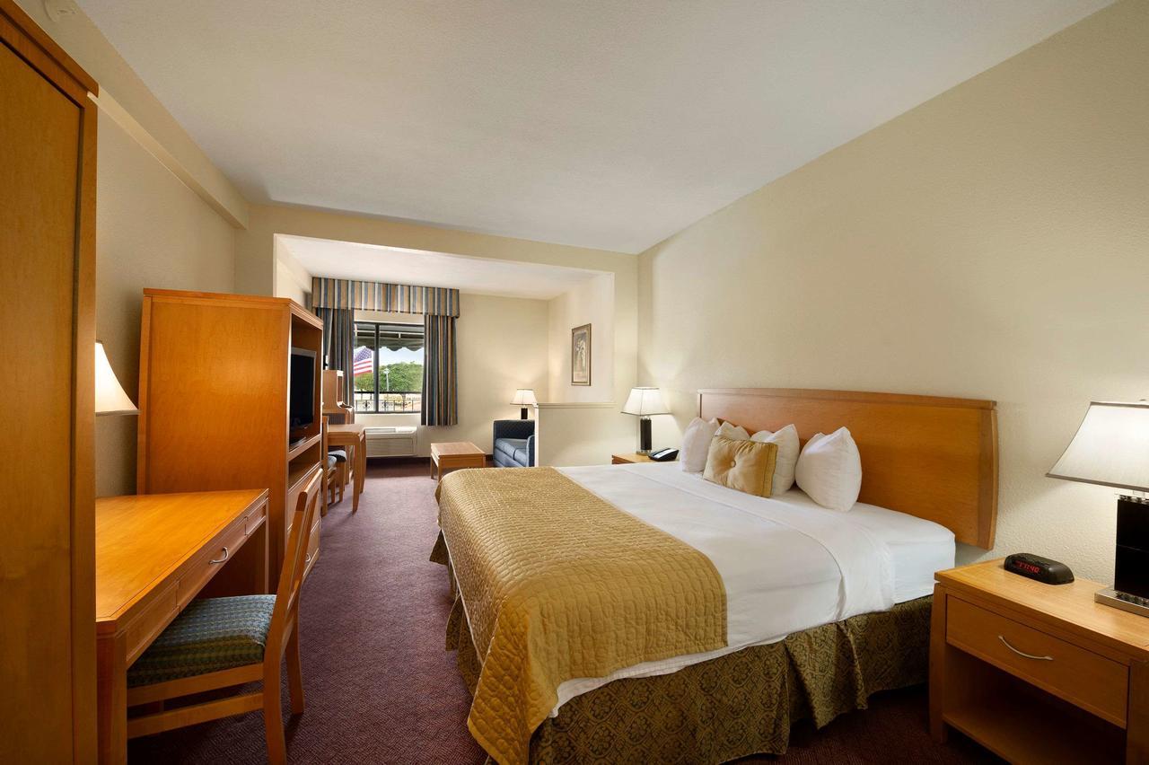 Ramada By Wyndham Downtown 3*
