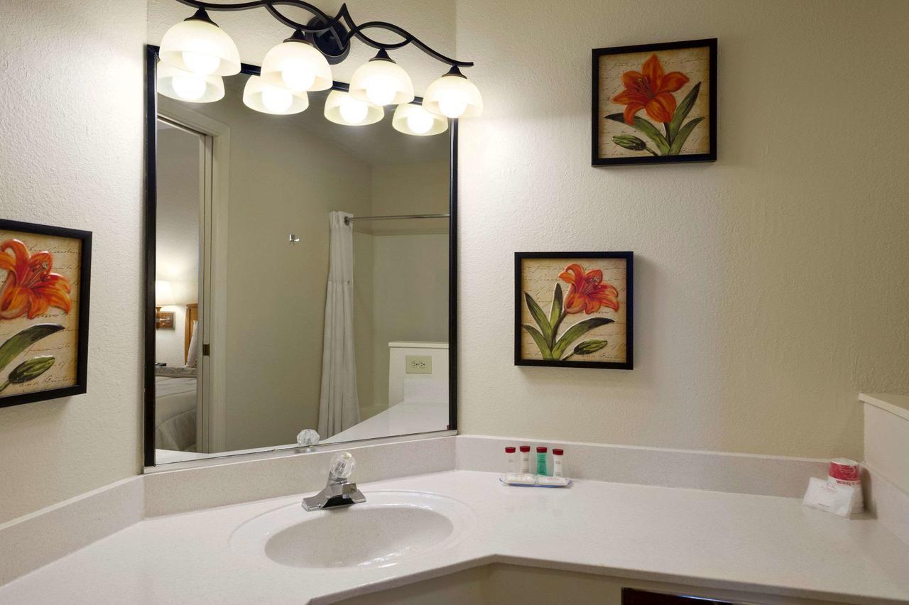 Ramada By Wyndham Downtown Hotel Kissimmee