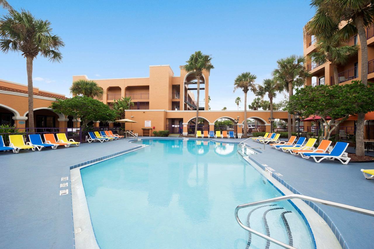 Ramada By Wyndham Downtown