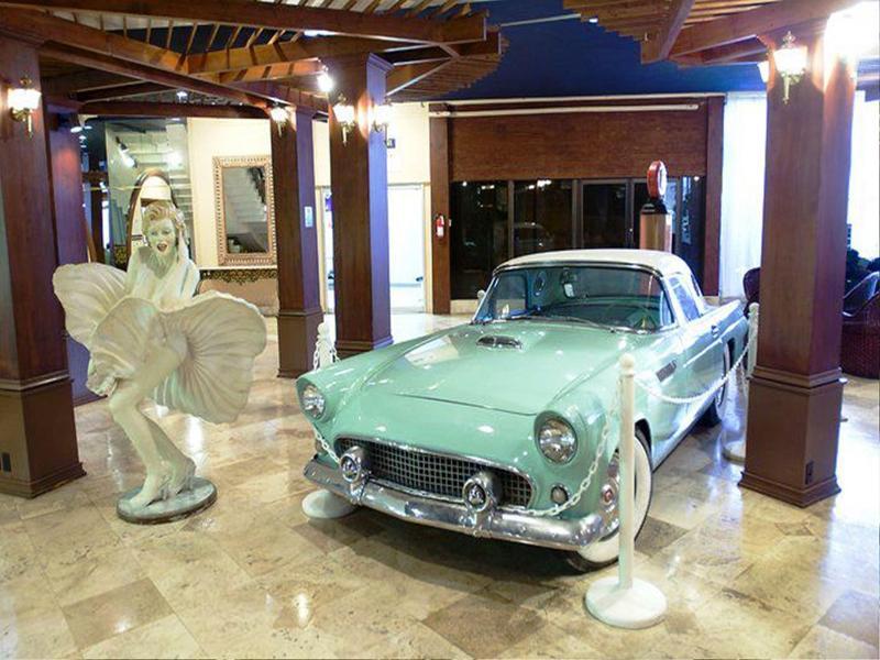 Hotel Thunderbird 2*