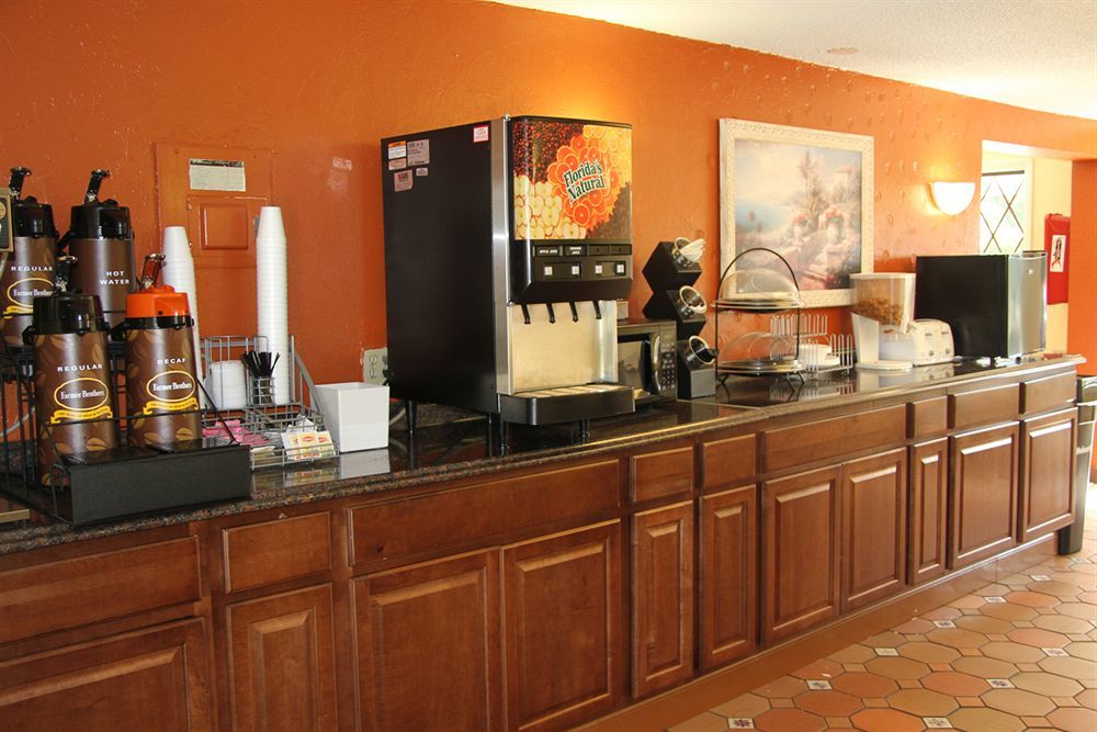 Motel Super 8 By Wyndham West Palm