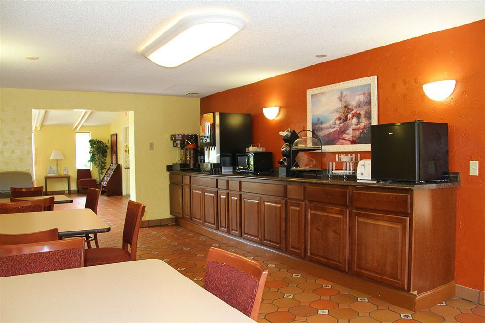 Super 8 By Wyndham West Palm Motel 2*