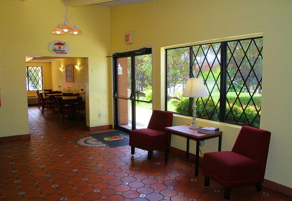 Super 8 By Wyndham West Palm 2*