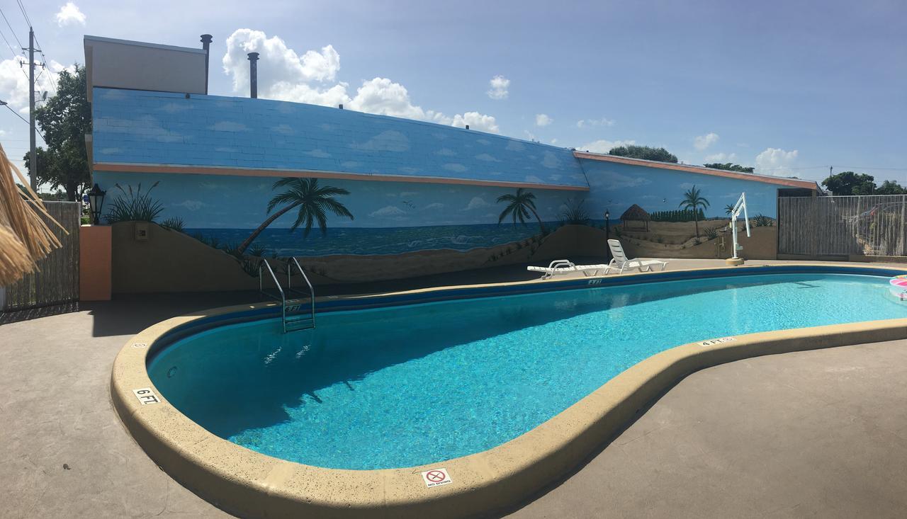 Super 8 By Wyndham West Palm 2*
