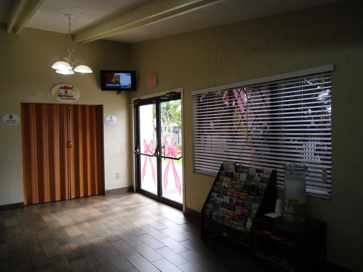 Motel Super 8 By Wyndham West Palm 2*