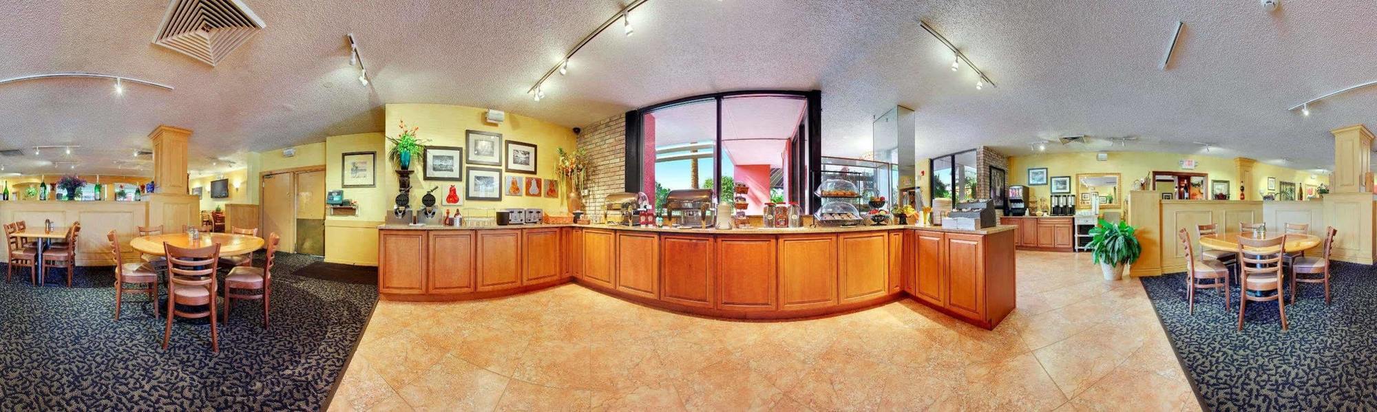 Collins Hotel 3*