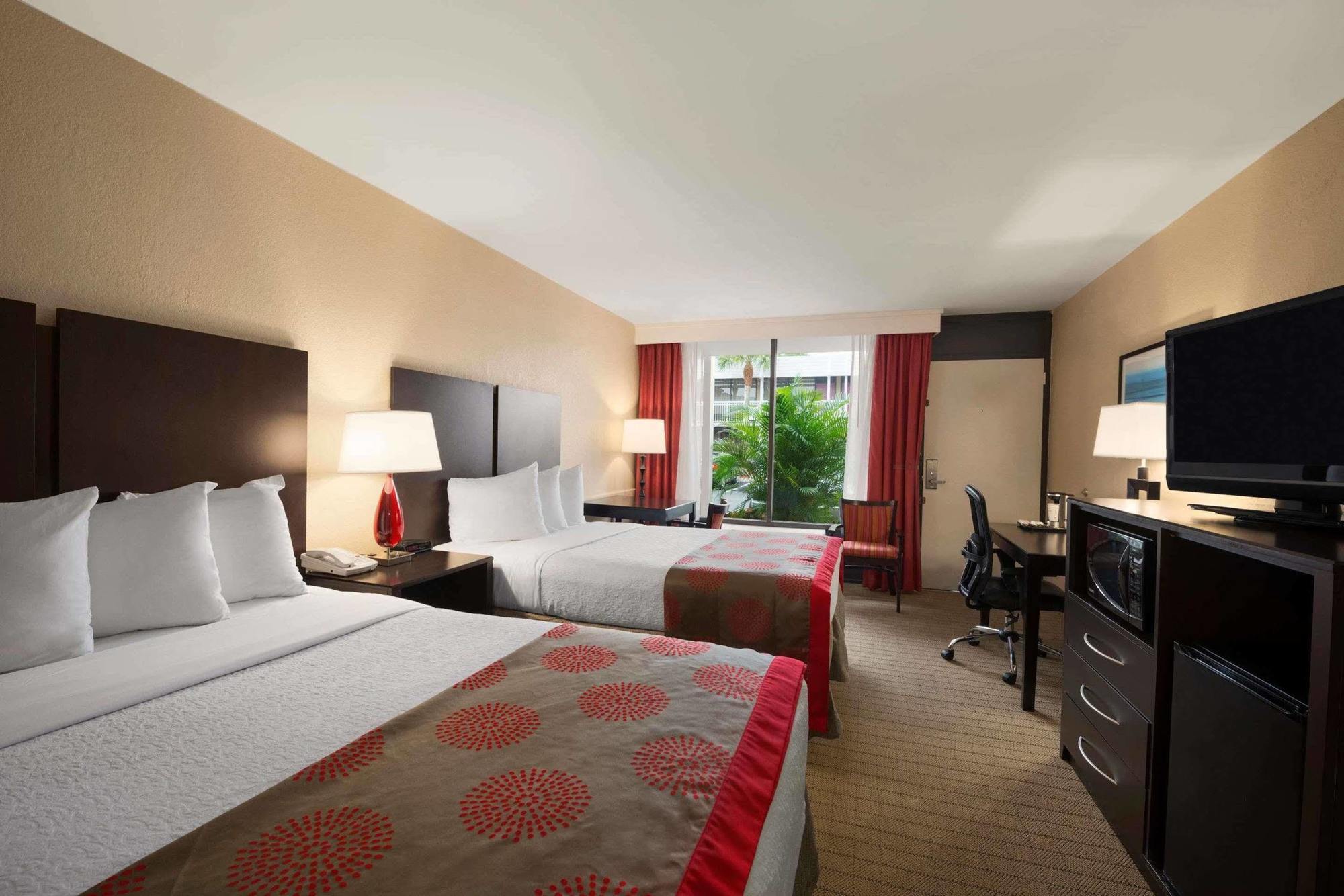 Collins Hotel 3*