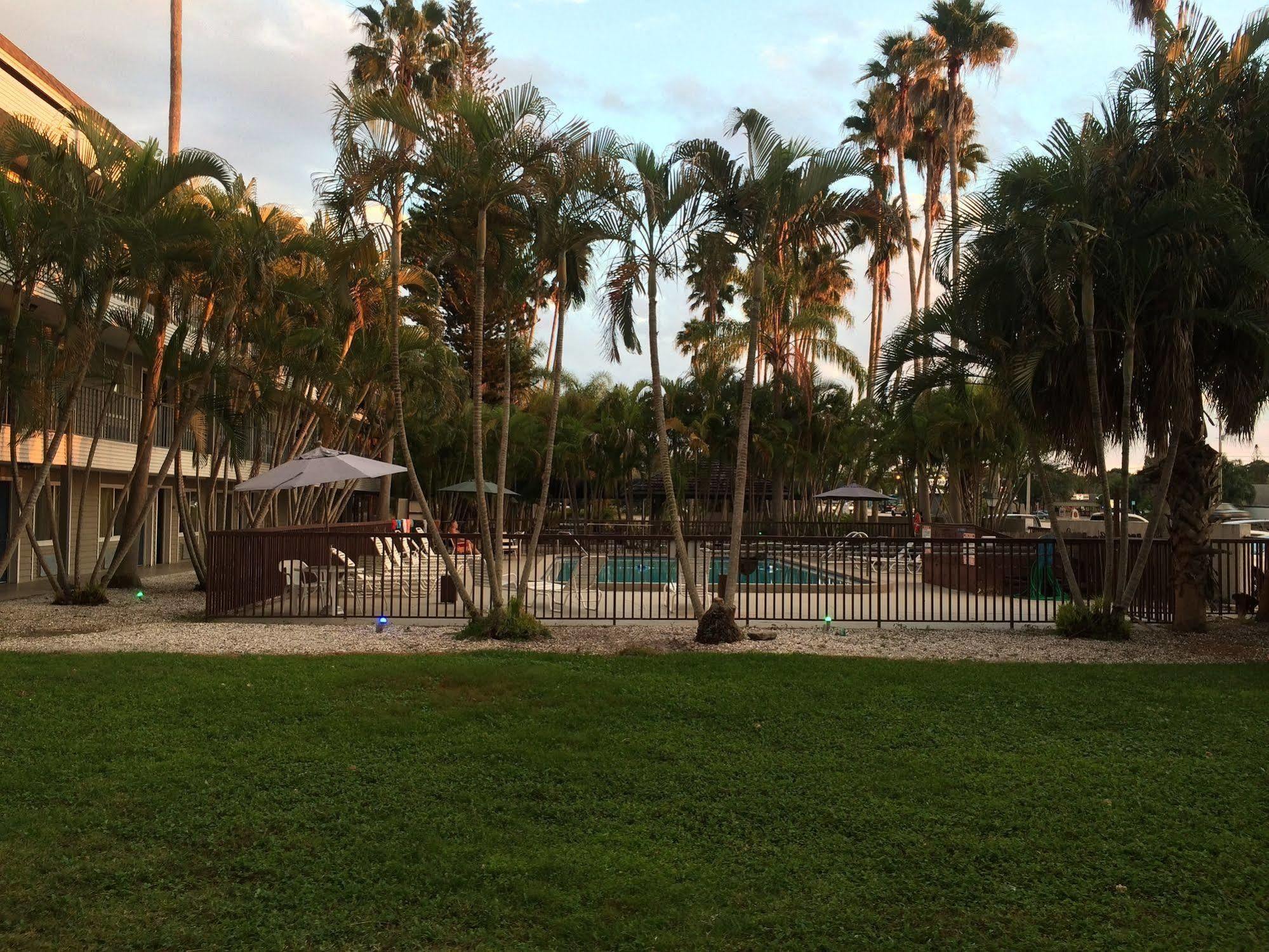 Lantern & - Hotel
