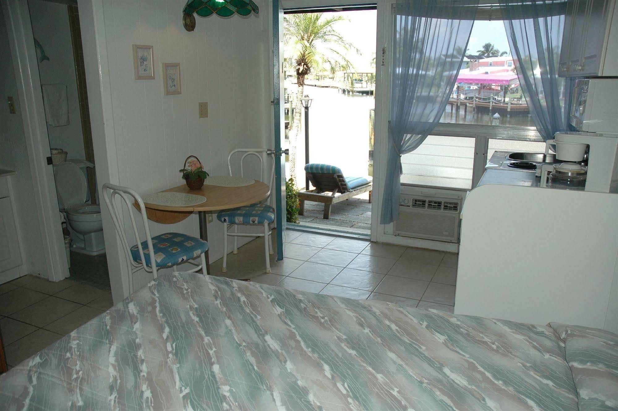 Dolphin Hotel