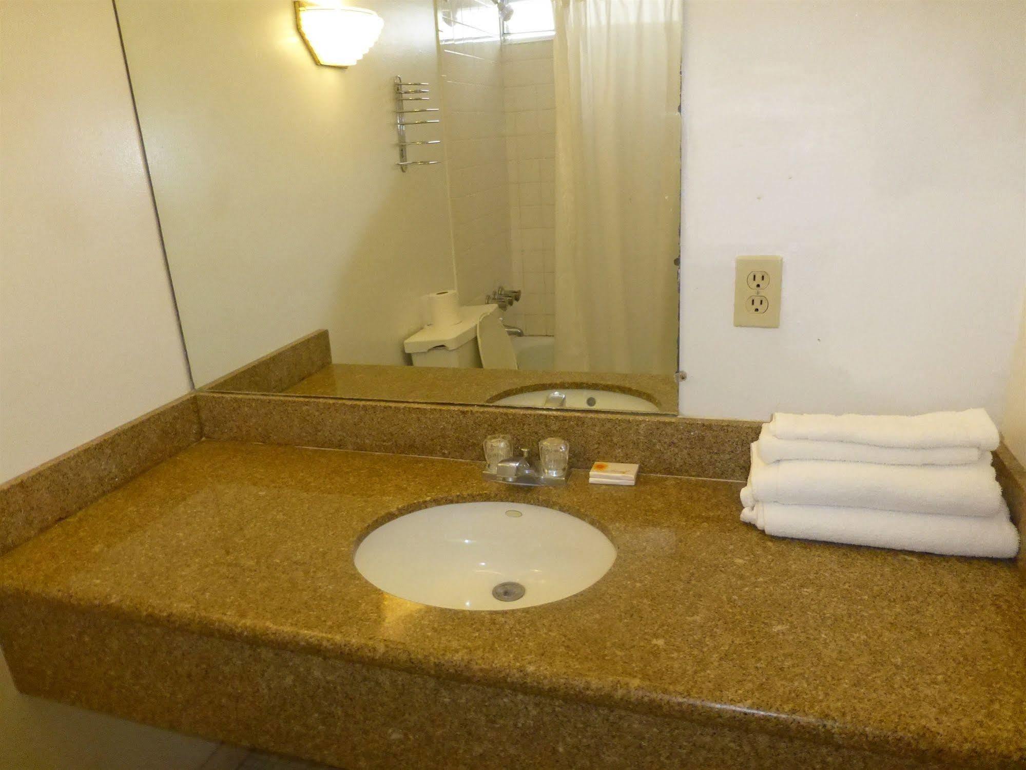 Camelot Waterfront Motel