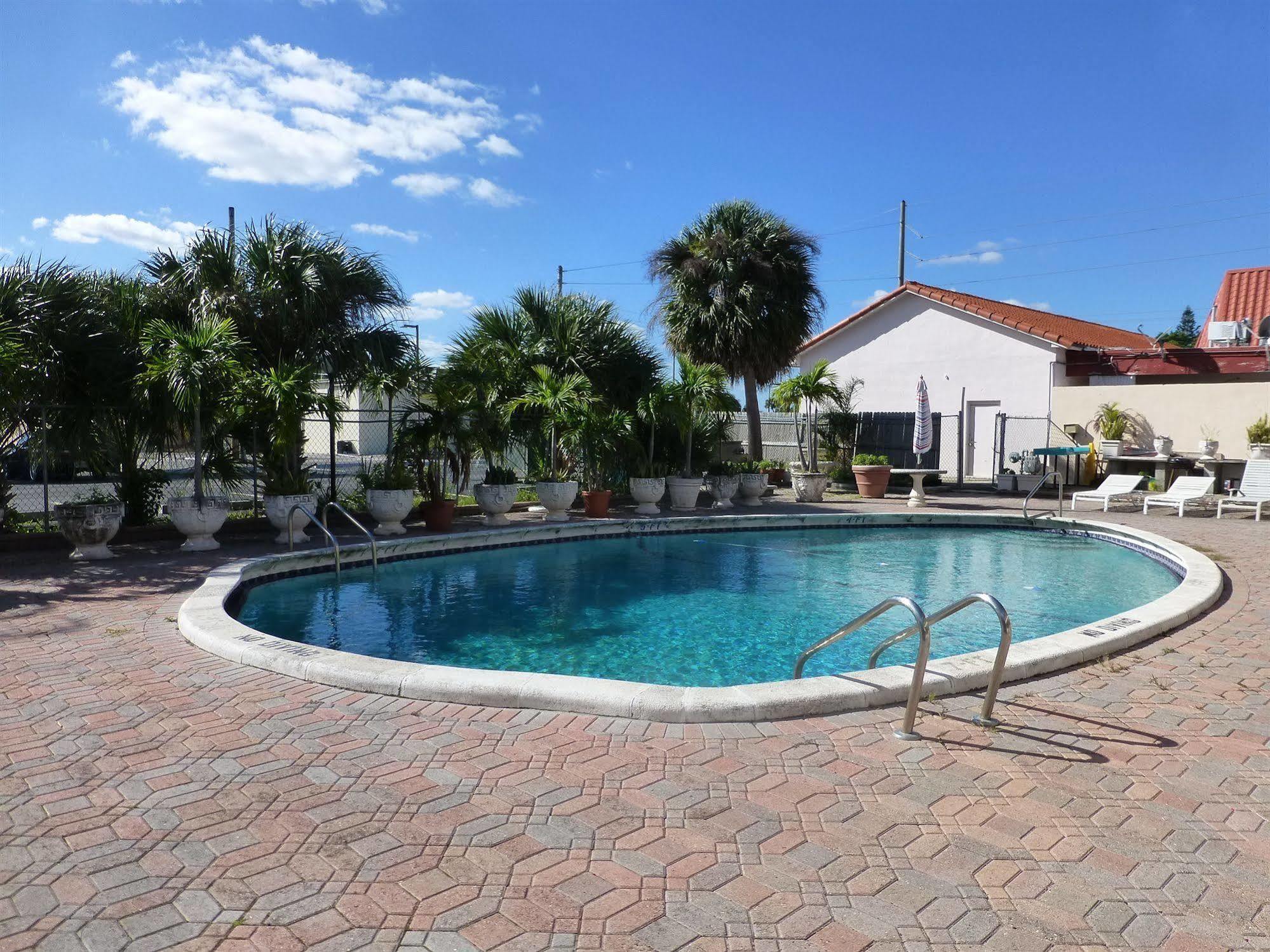Camelot Waterfront Motel 3*