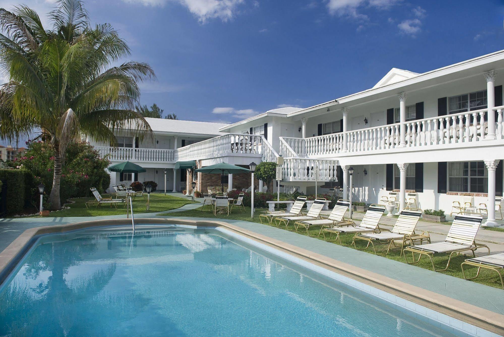 Carriage House Hotel 3*