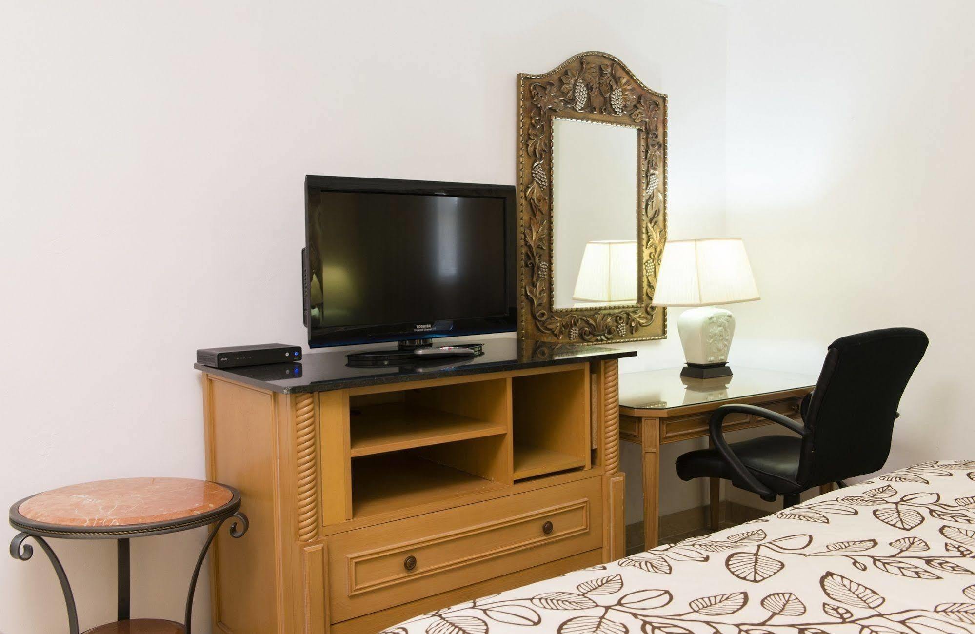 Carriage House Hotel 3*