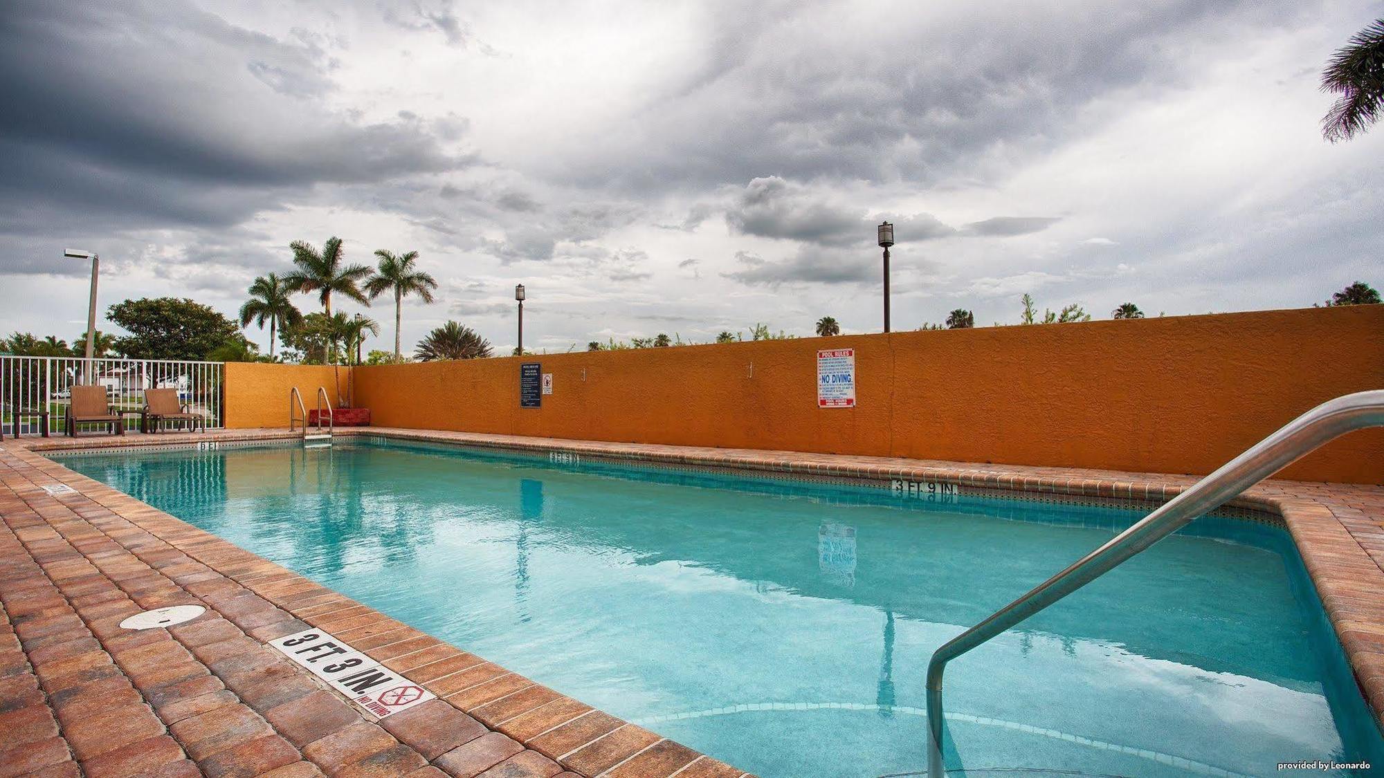 Motel Western Of 3*