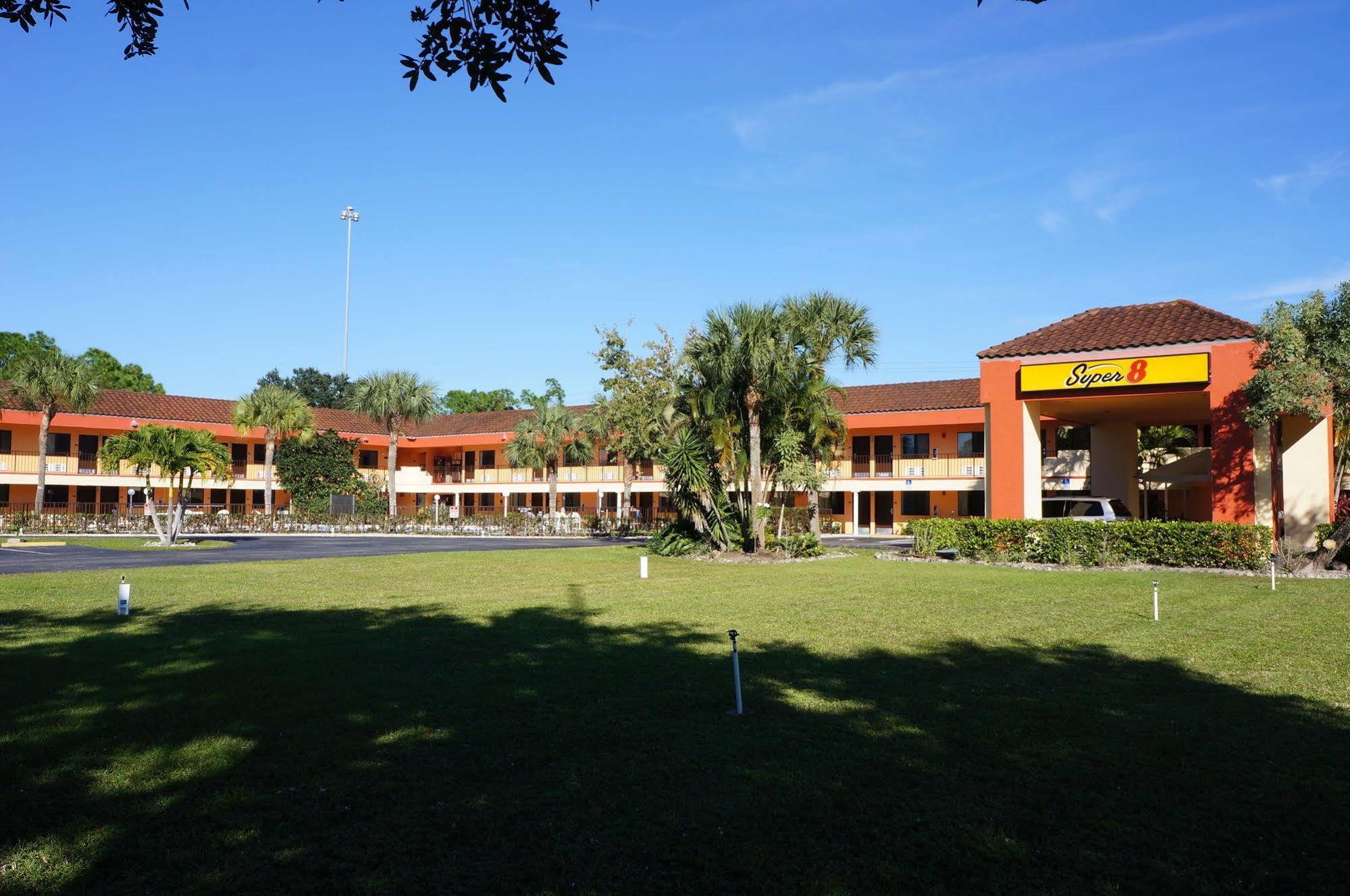 Super 8 By Wyndham Naples