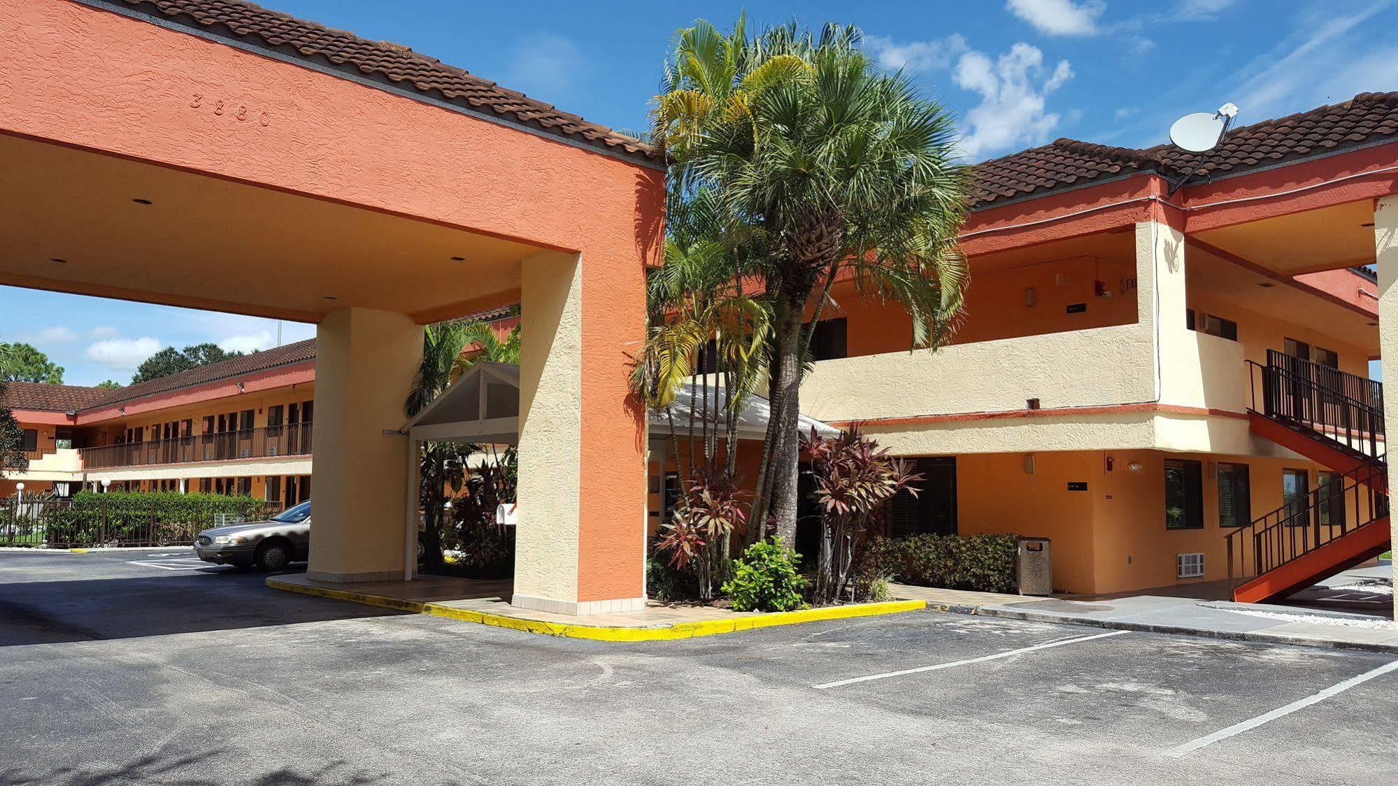 Super 8 By Wyndham Hotel *