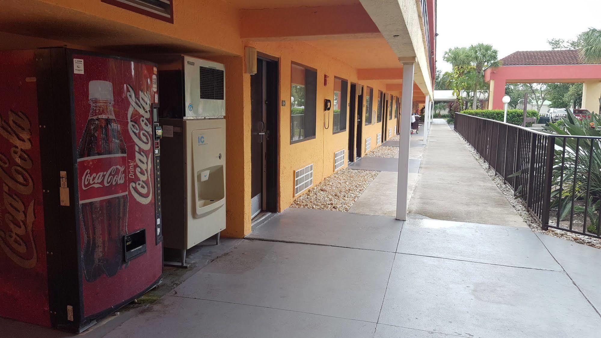 Super 8 By Wyndham * Naples