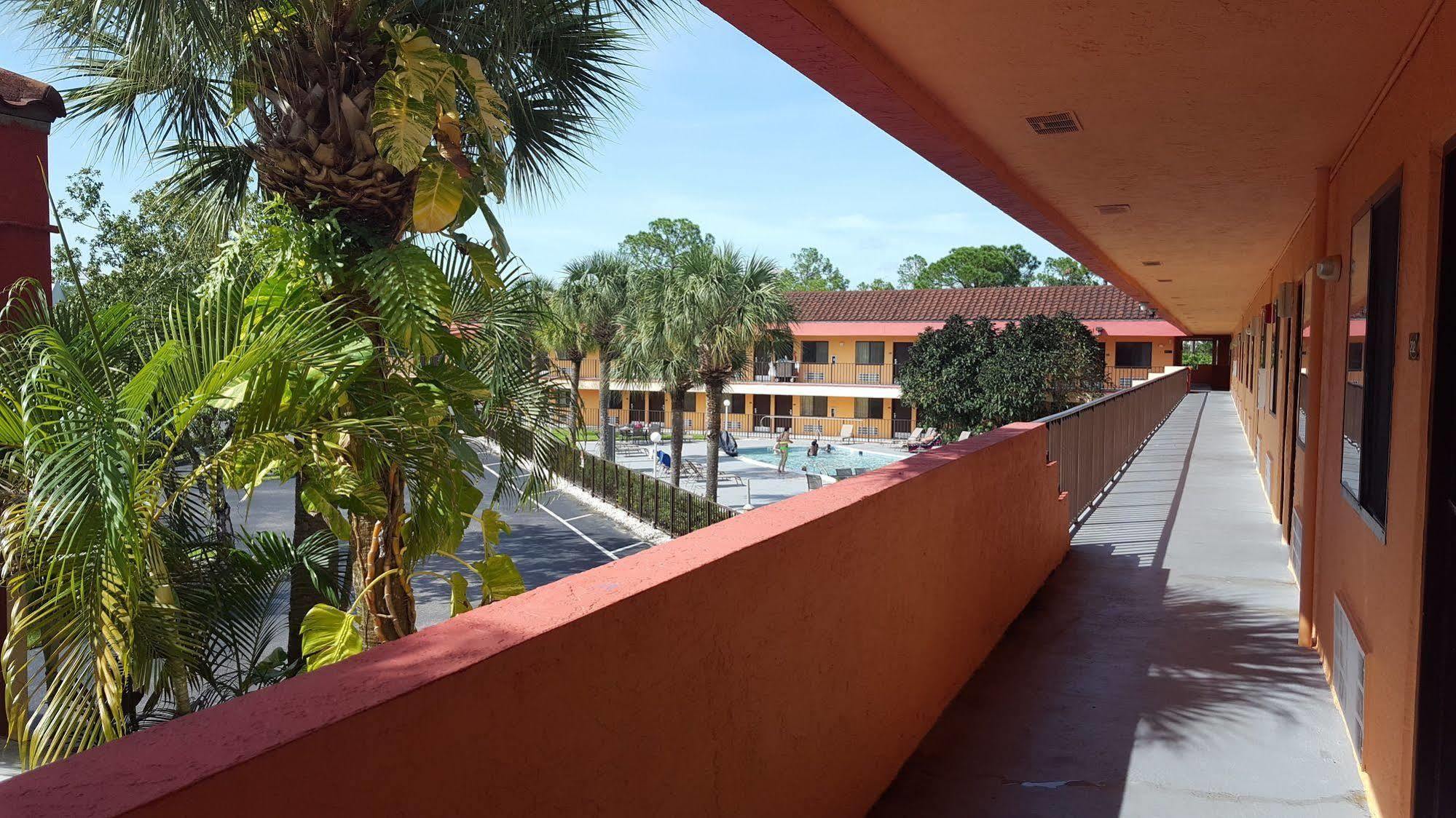 Super 8 By Wyndham Naples