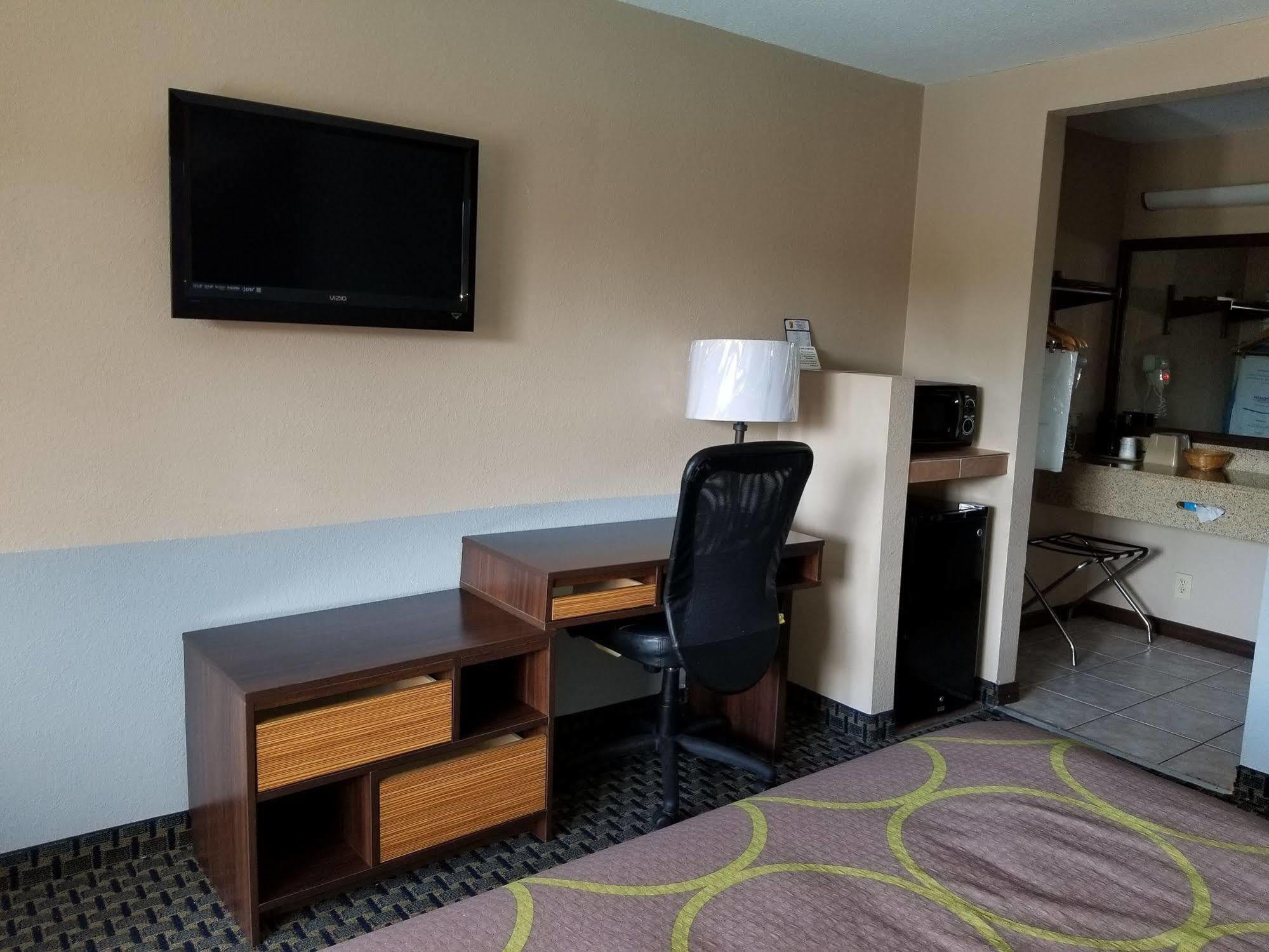 Super 8 By Wyndham Hotel Naples