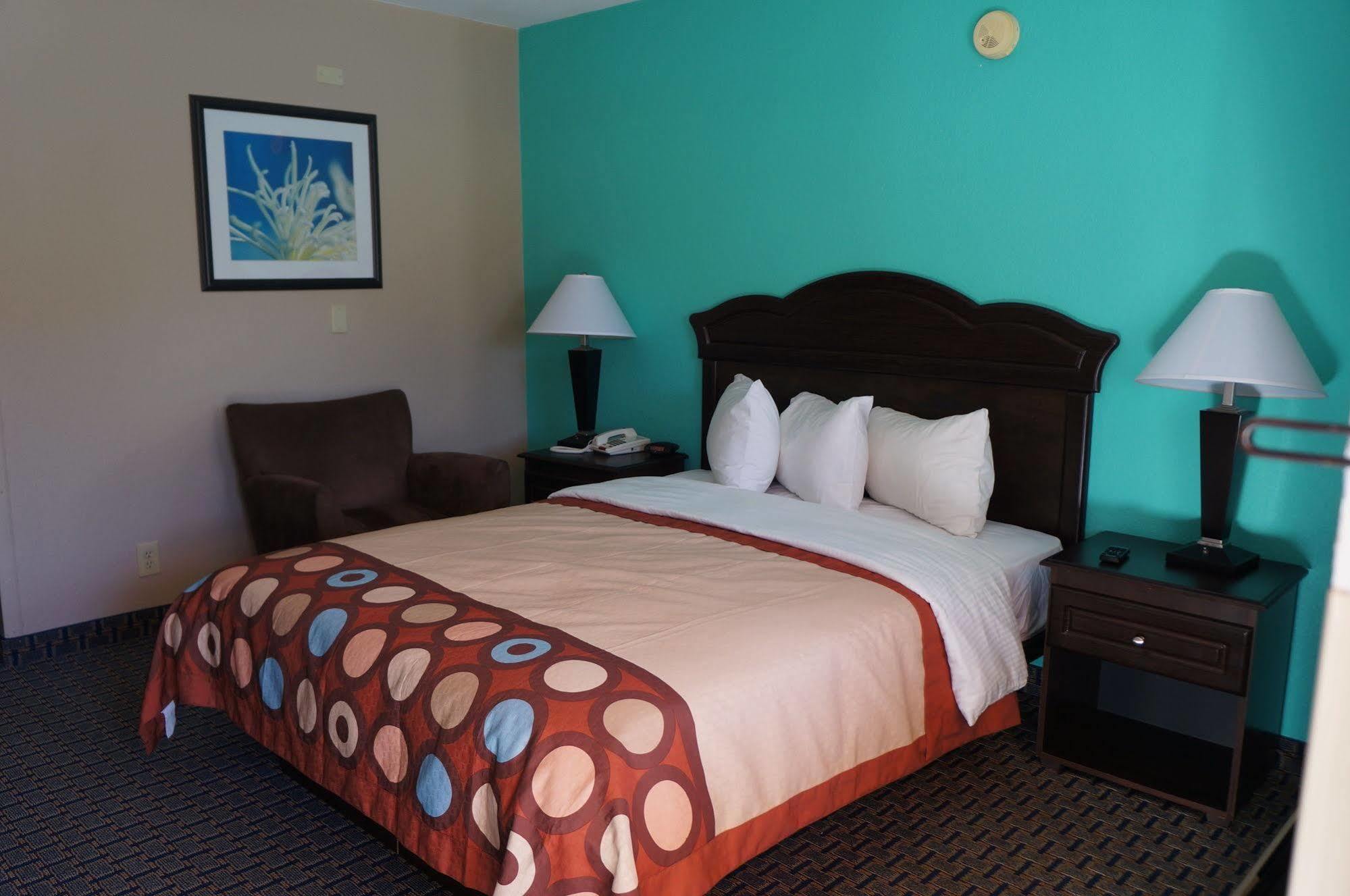 Super 8 By Wyndham Hotel *