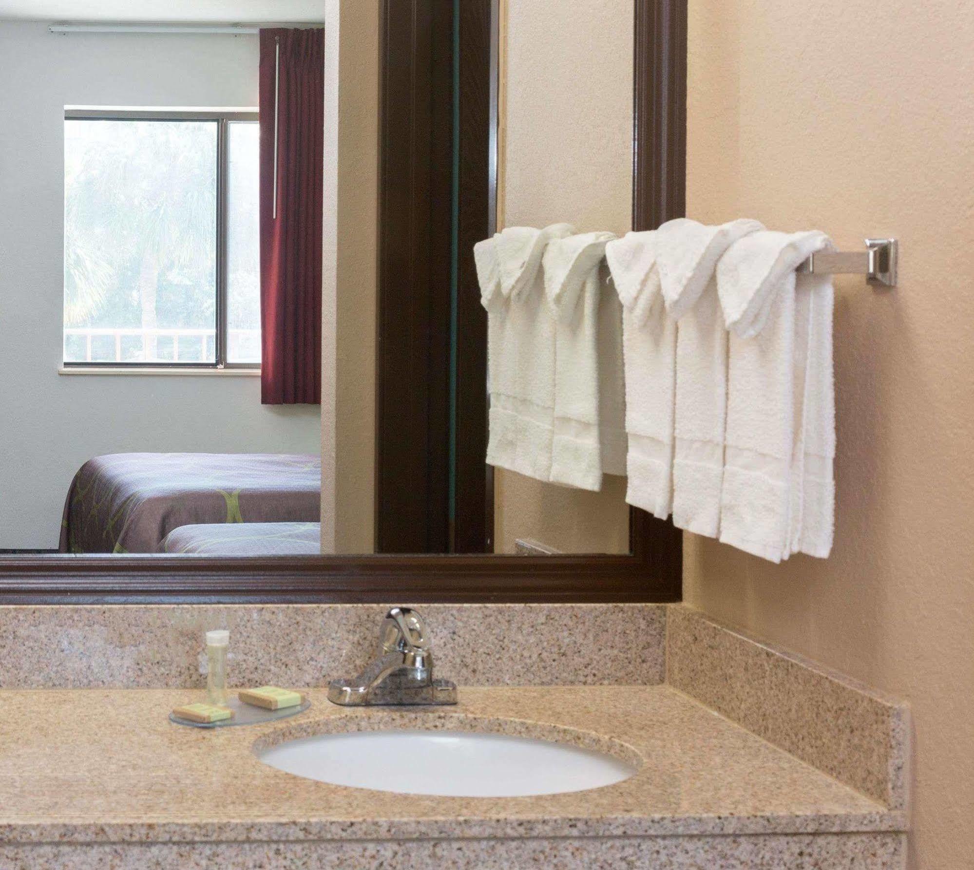 Hotel Super 8 By Wyndham Naples