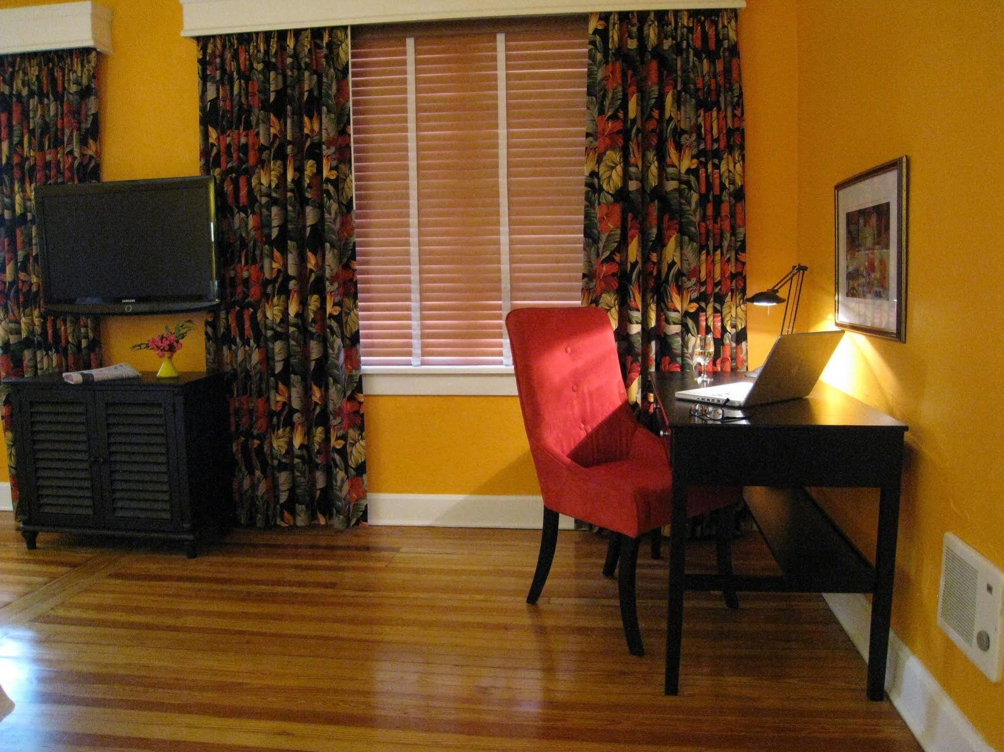 Colony & Club Hotel 3*