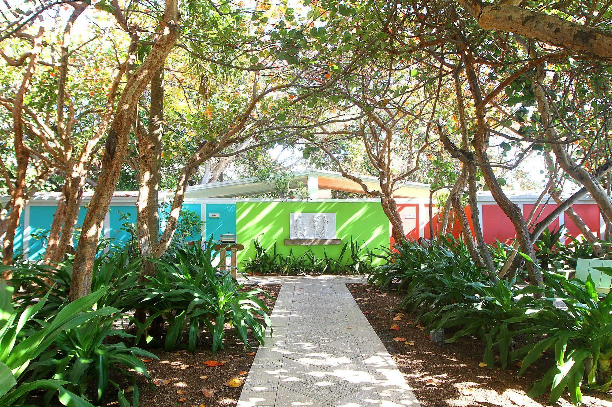 Colony & Club Hotel