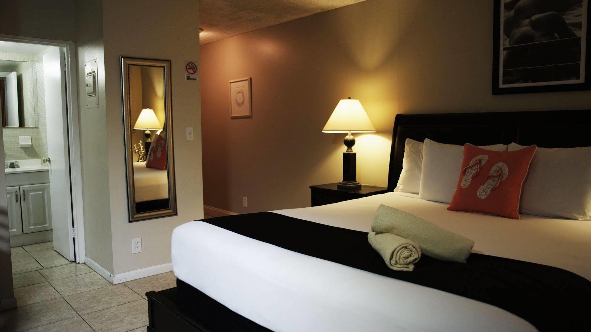 Rooftop - Clothing Optional - Adult Only 2* Hollywood