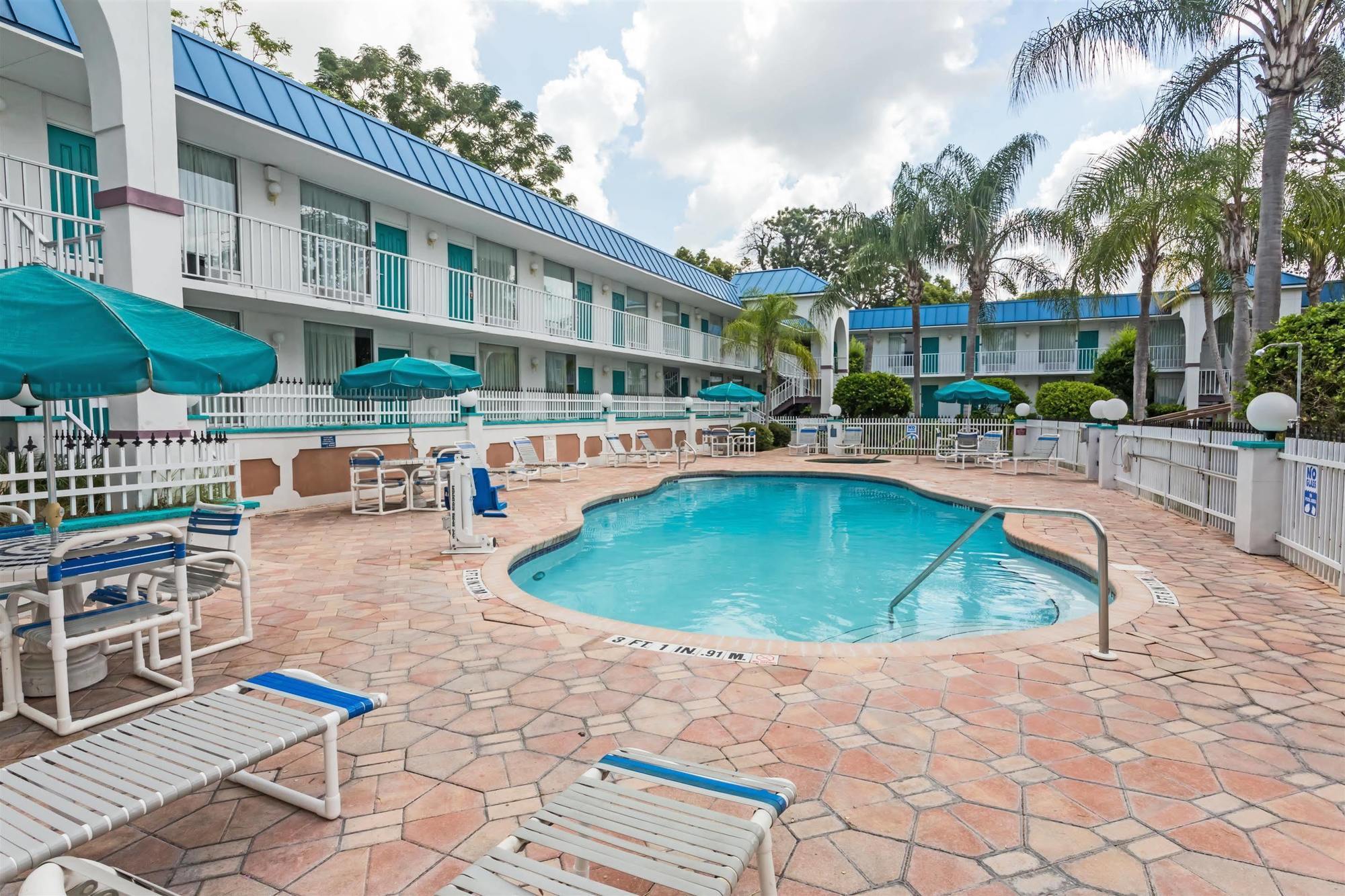 Days & By Wyndham Hotel