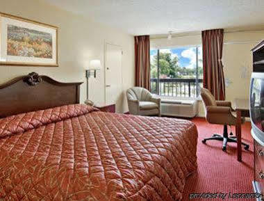 Travelodge By Wyndham Myers North 2*