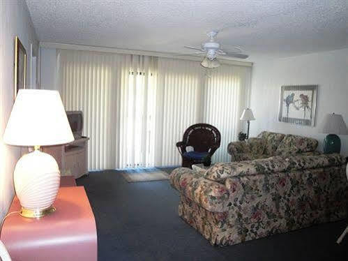 Hibiscus Oceanfront Resort 2*