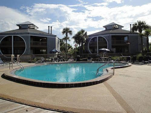 Hibiscus Oceanfront Resort 2*