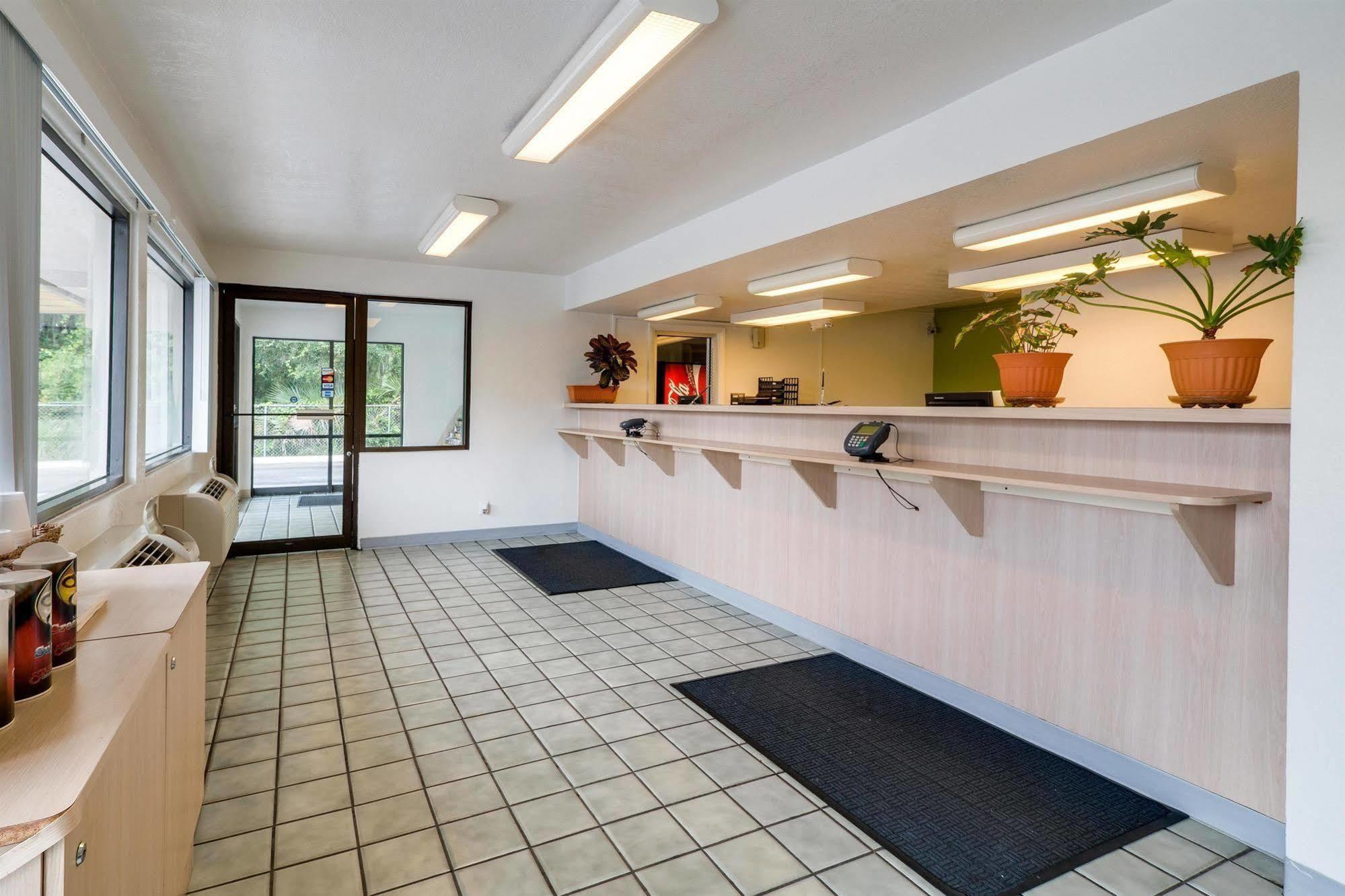 Hotel 6-kissimmee, Fl - Orlando 2*