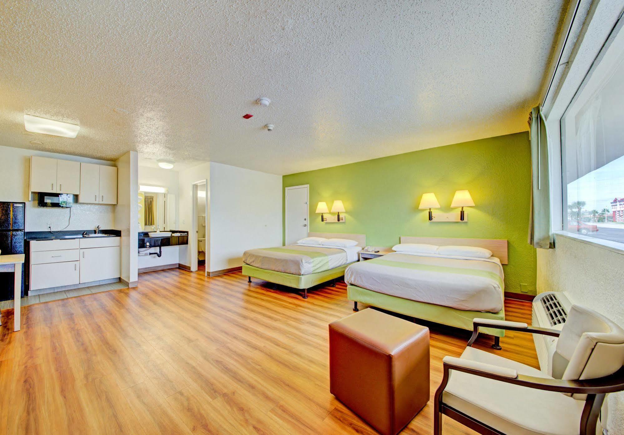 Hotel 6-cocoa Beach, Fl Cocoa Beach