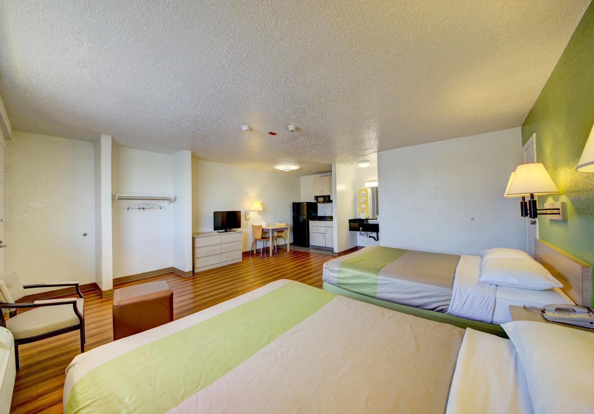 Hotel 6-cocoa Beach, Fl