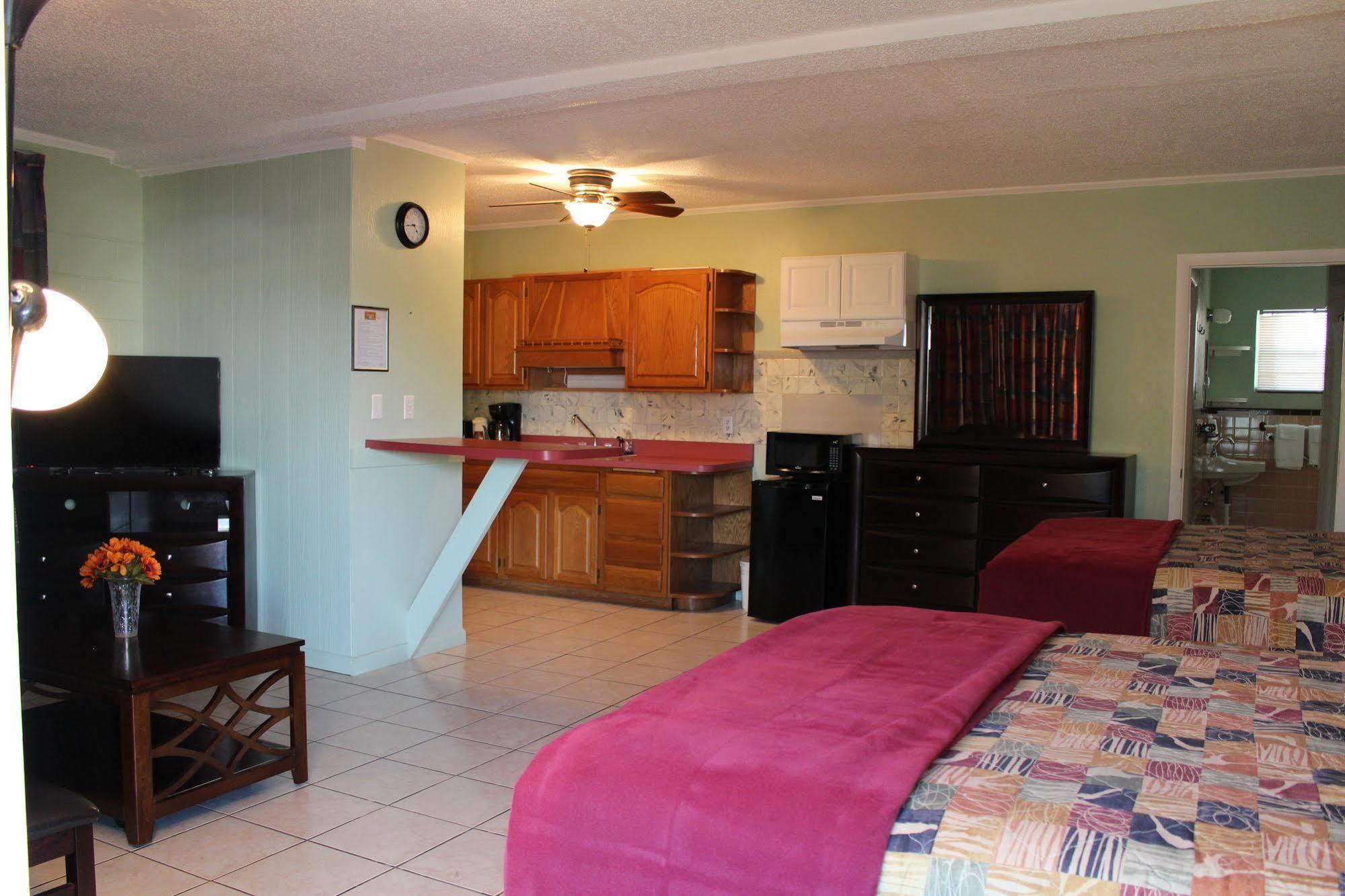 Sunshine & Venice, Florida Motel 2*